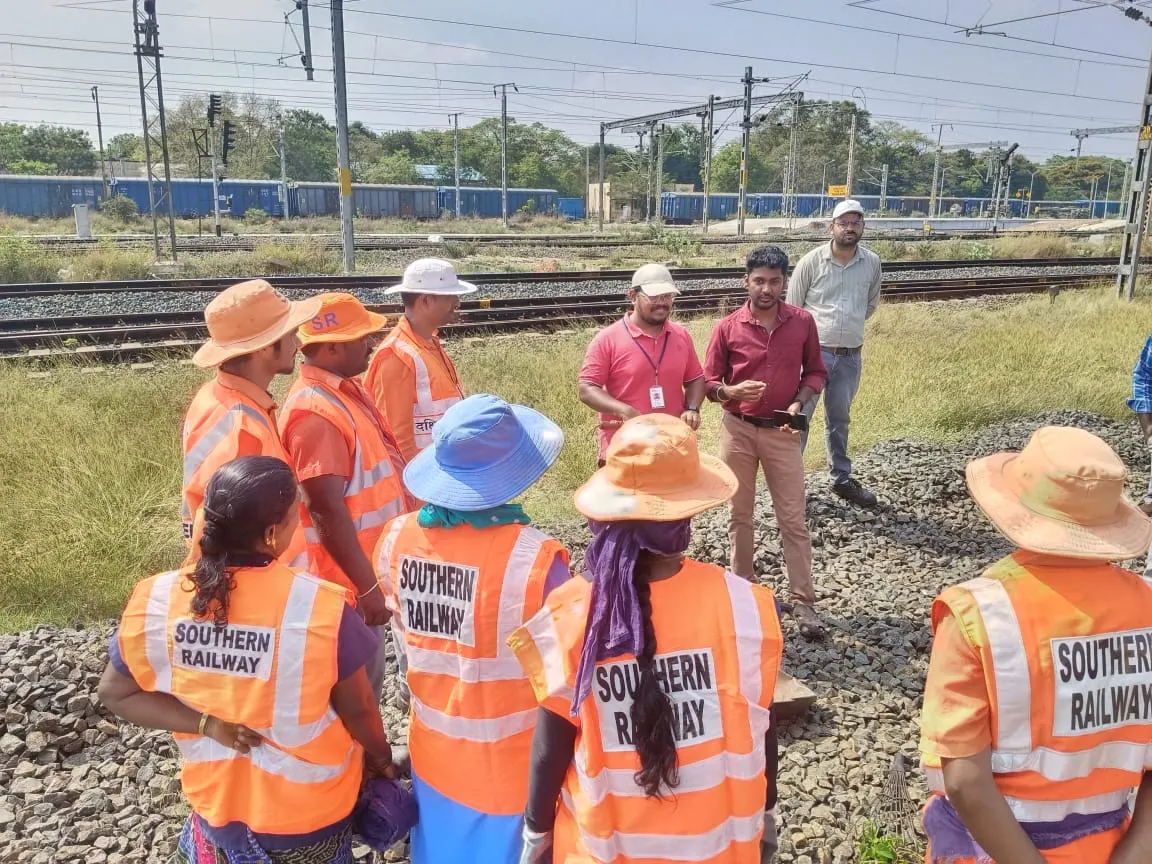 Discussion with workers and officials on a multi-track section